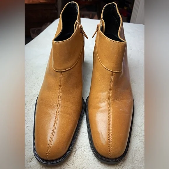 Vintage Tan leather booties by Etienne Aigner - Picture 2 of 9